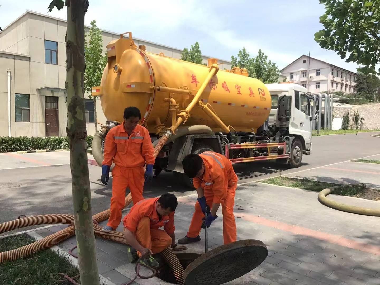 洛宁化粪池清理与5-8吨吸粪车施工效率分析